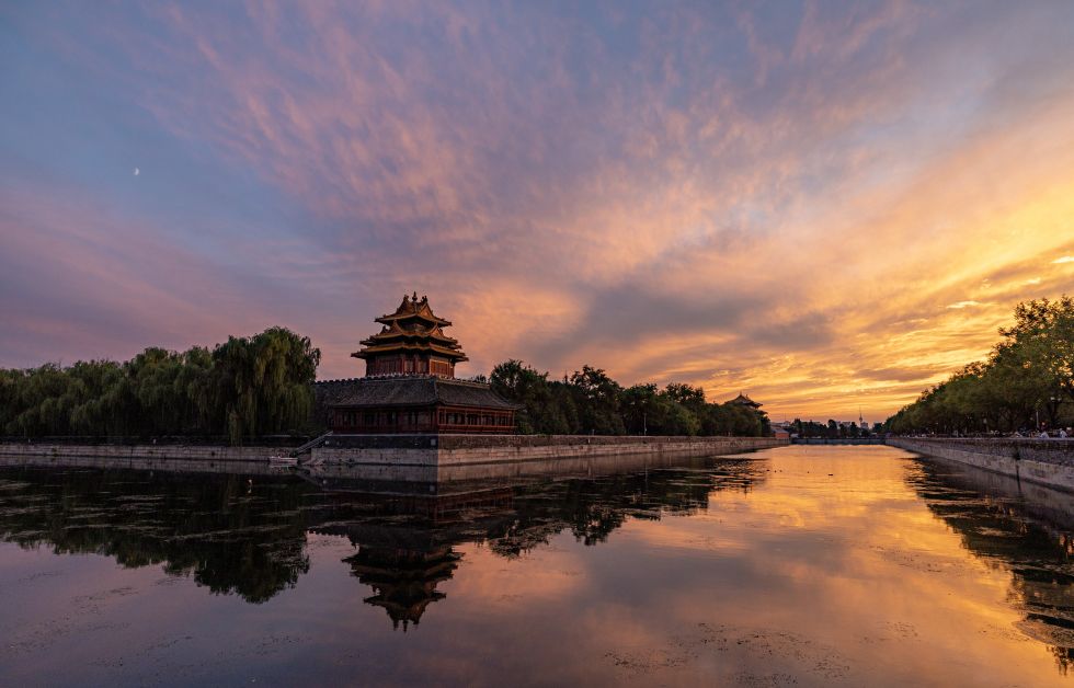 这是2025年8月30日在北京故宫角楼畔拍摄的晚霞。 新华社记者 白雪飞 摄