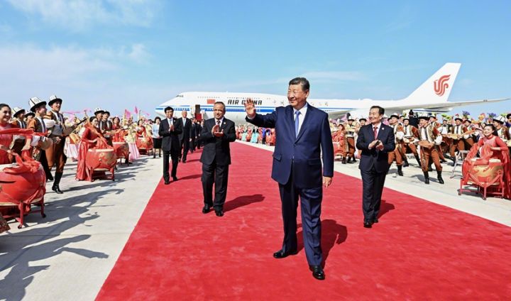 习近平接见新疆各族各界代表