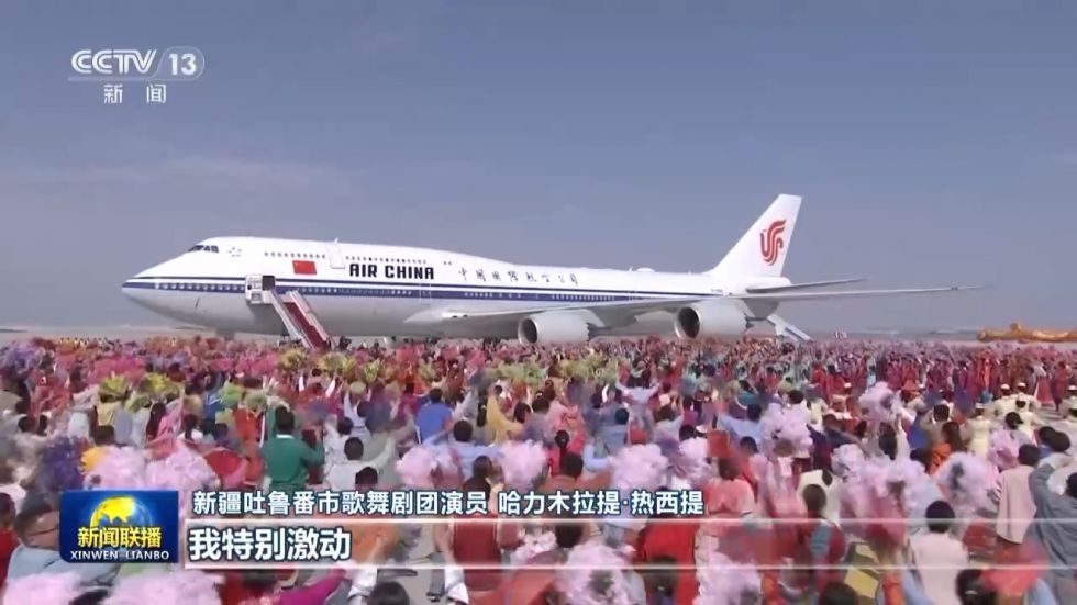 新疆吐鲁番市歌舞剧团演员 哈力木拉提·热西提：特别开心见到总书记，我特别激动，我眼泪都流出来了。我的家乡变化很大，各民族像一家人一样、像石榴籽一样团结到一起，感谢总书记的关心和关怀。