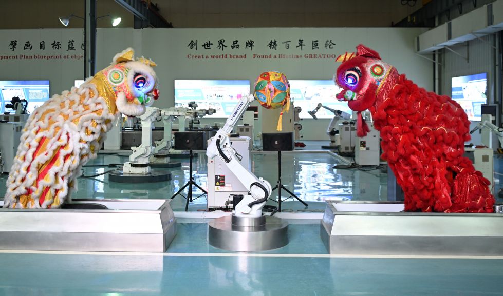 位于揭阳的巨轮智能装备股份有限公司的工业机器人舞狮（2025年6月29日摄）。  新华社记者 邓华 摄