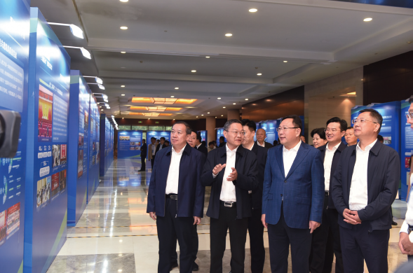 2024年10月10日，山东省模范机关建设“三级联动”经验交流会在淄博市召开，图 为参会人员在参观模范机关建设图片展。