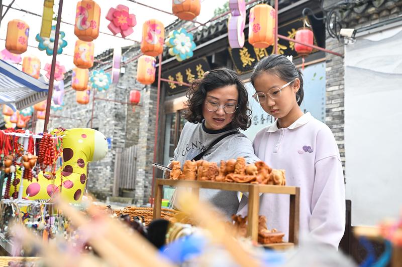 消费提质增效，展现假日经济韧性和活力
