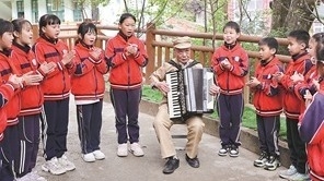 抗美援朝老兵龚茂安用“红歌演奏+山歌说理”方式宣讲红色故事——大瑶山跃动“红色音符”