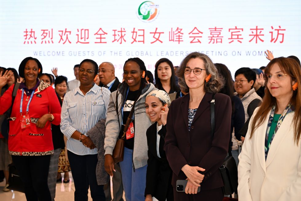 2025年10月14日，全球妇女峰会参会嘉宾在北京市秀水街大厦参访。 新华社记者 邹竞一 摄