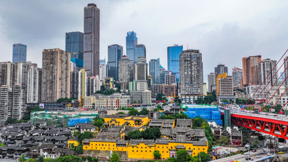 这是2025年10月3日拍摄的重庆湖广会馆及其周边城市风光（无人机照片）。 新华社记者 王全超 摄