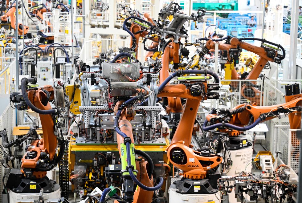 2025年7月7日，机械臂等自动化生产设备在天津经济技术开发区一汽-大众华北基地焊装车间作业。新华社记者 赵子硕 摄