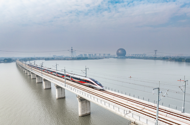 党的二十届三中全会提出,完善实施区域协调发展战略,推动长三角等地区更好发挥高质量发展动力源作用。图为2024年12月26日, G9508次列车从湖州东站开出,沪苏湖高铁正式通车。