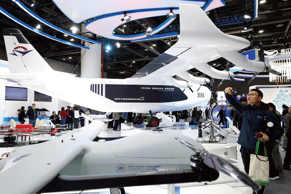 党的二十届三中全会提出,推动科技创新和产业创新融合发展。图为2024年12月5日, 在第六届浙江国际智慧交通产业博览会航空产业( 低空经济) 馆展出的全球首款吨级超级 混动货运无人机。