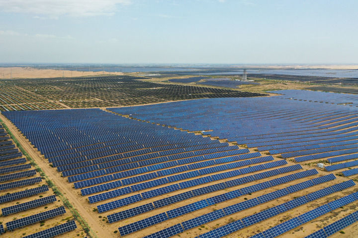 这是2025年9月10日在内蒙古鄂尔多斯市拍摄的位于库布其沙漠的达拉特旗光伏基地（无人机照片）。新华社记者 李志鹏 摄
