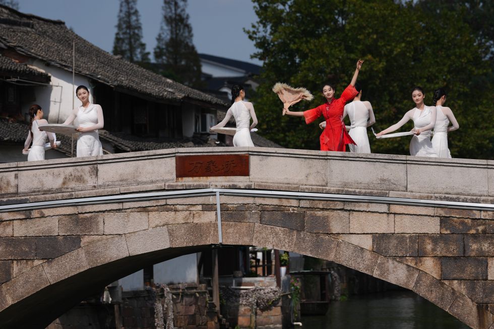 江南古镇的舞蹈艺术季（1）XxjpsgC000220_20251024_PEPFN0A001