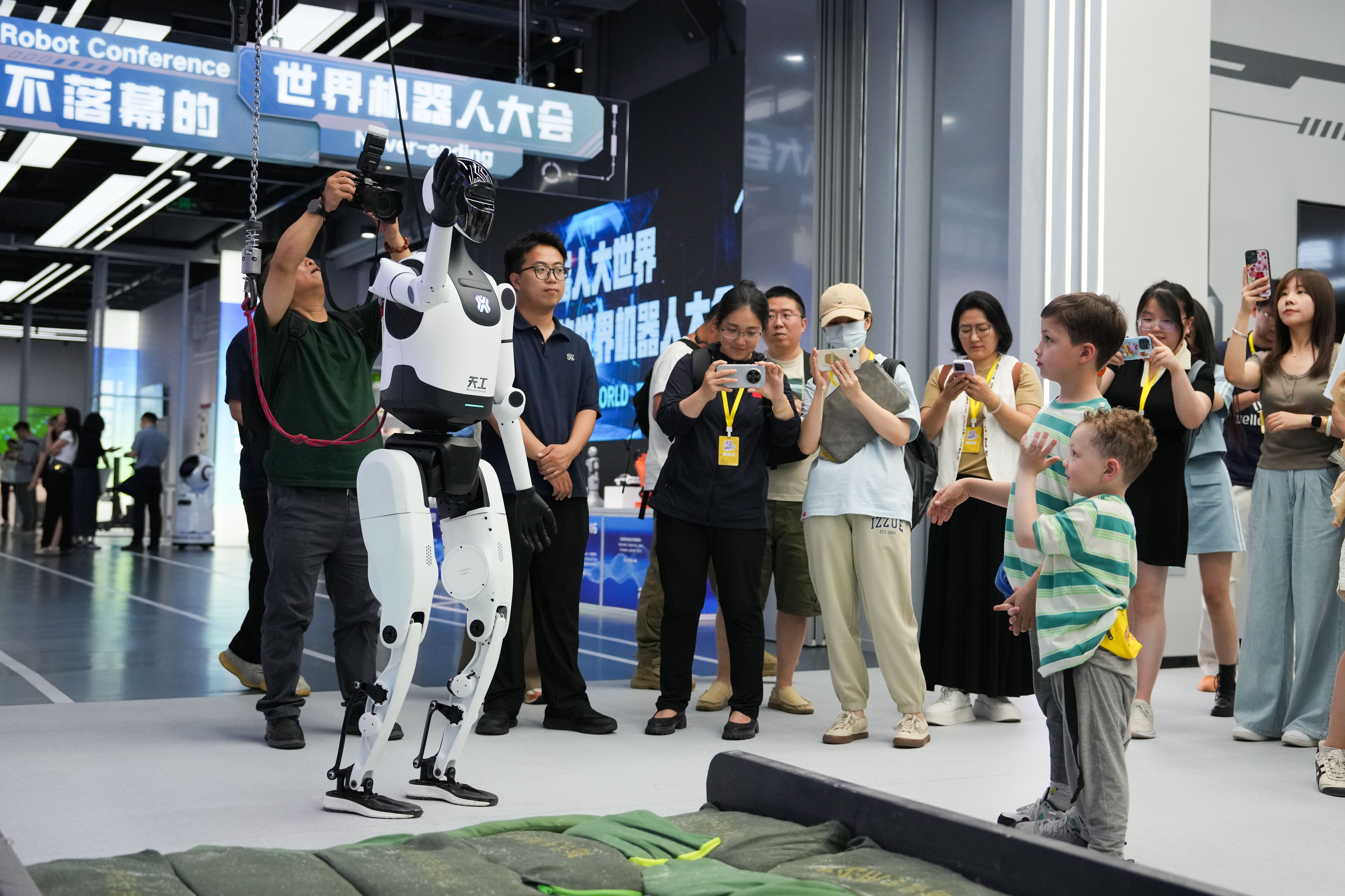 北京引领“具身智能”机器人技术革新，产业落地见效