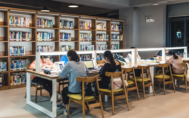 温泉:从高校本科专业调整看教育科技人才一体发展