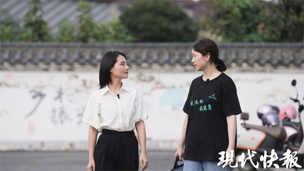 作为家庭医生，她会定期到村里为村民们测血糖、量血压，平时遇到，聊天话题的开始一般都是询问最近身体如何，结尾往往都是叮嘱注意身体。“降压药记得吃。”“今年记得来体检呀！”“现在胃肠镜咱们卫生院就能做了，有不舒服就来看看……”