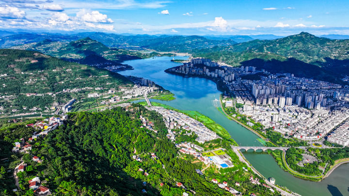 这是2025年7月2日拍摄的重庆市开州区汉丰湖及开州城区一带景象（无人机照片）。新华社记者 王全超 摄