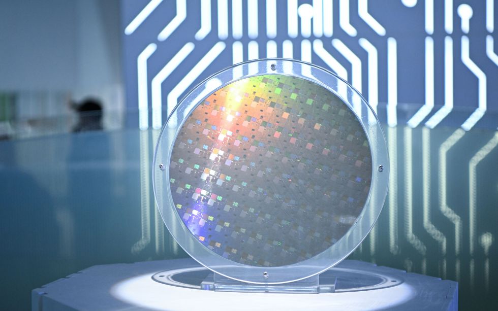 这是在位于广州市黄埔区的粤芯半导体技术股份有限公司拍摄的晶圆（2025年3月20日摄）。 新华社记者 邓华 摄