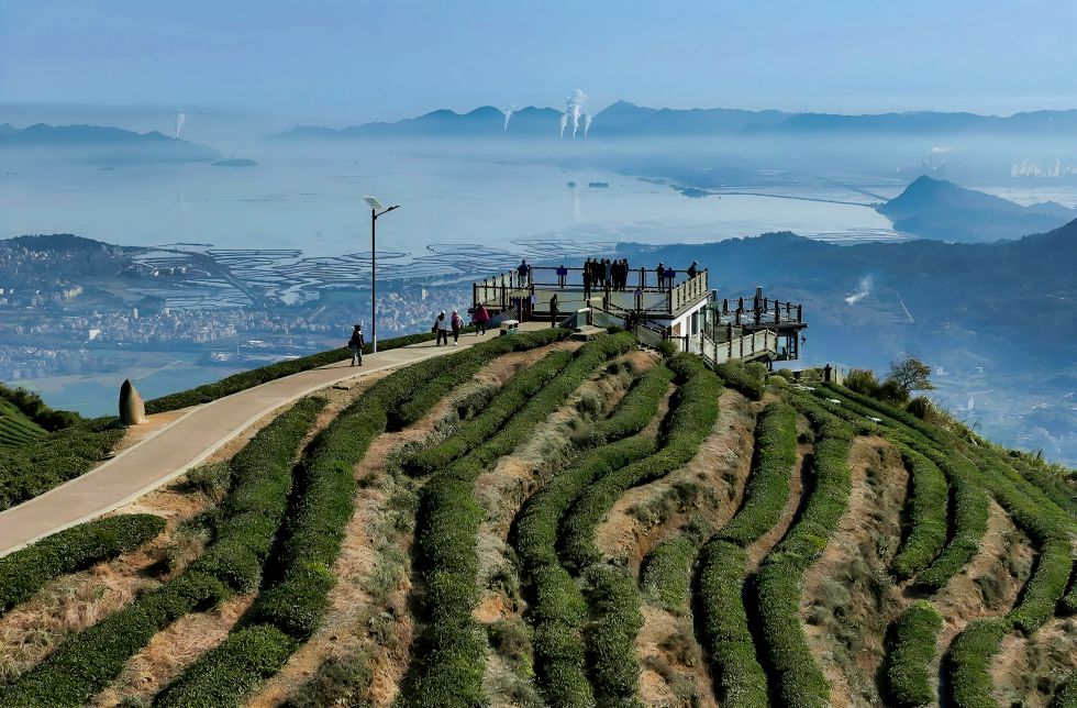 游客在位于福州市连江县炉峰山上的观景平台观赏山海风景(2025年12月6日摄,无人机照片)。新华社记者 魏培全 摄