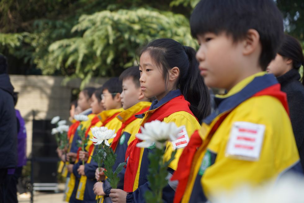 2025年11月30日,小学生在南京大屠杀死难者家庭祭告活动现场聆听发言。新华社发(刘臻睿 摄)