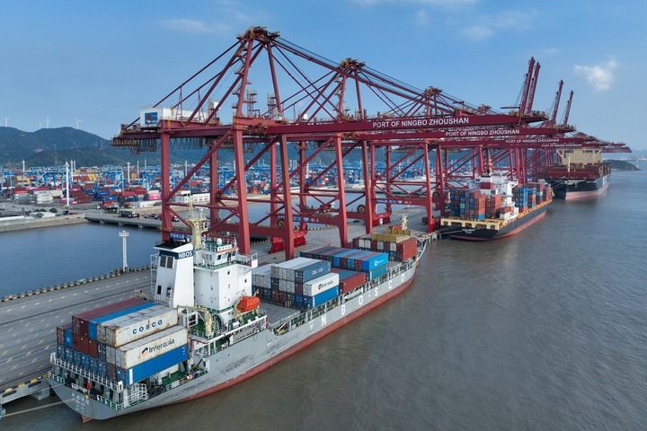 2025年10月13日,在宁波舟山港金塘港区大浦口集装箱码头,船舶进行集装箱装卸作业(无人机照片)。新华社发(邹训永摄)