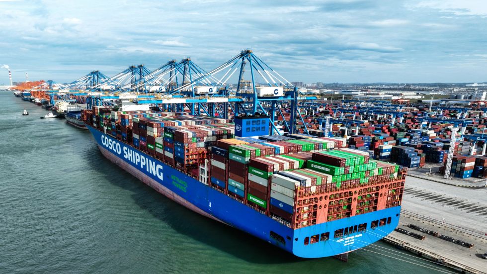 2025年 11月11日,一艘海轮在钦州港集装箱自动化码头卸货(无人机照片)。 新华社记者 张爱林 摄