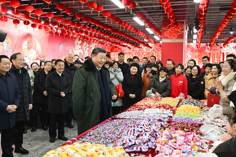 2025年1月23日，习近平总书记来到辽宁沈阳大东副食品商场，了解节日期间市场供应情况。