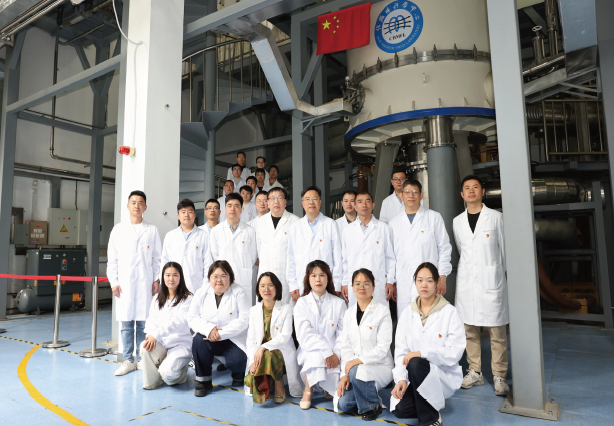 高场磁体技术青年创新先锋队在45.22特斯拉混合磁体前合影。