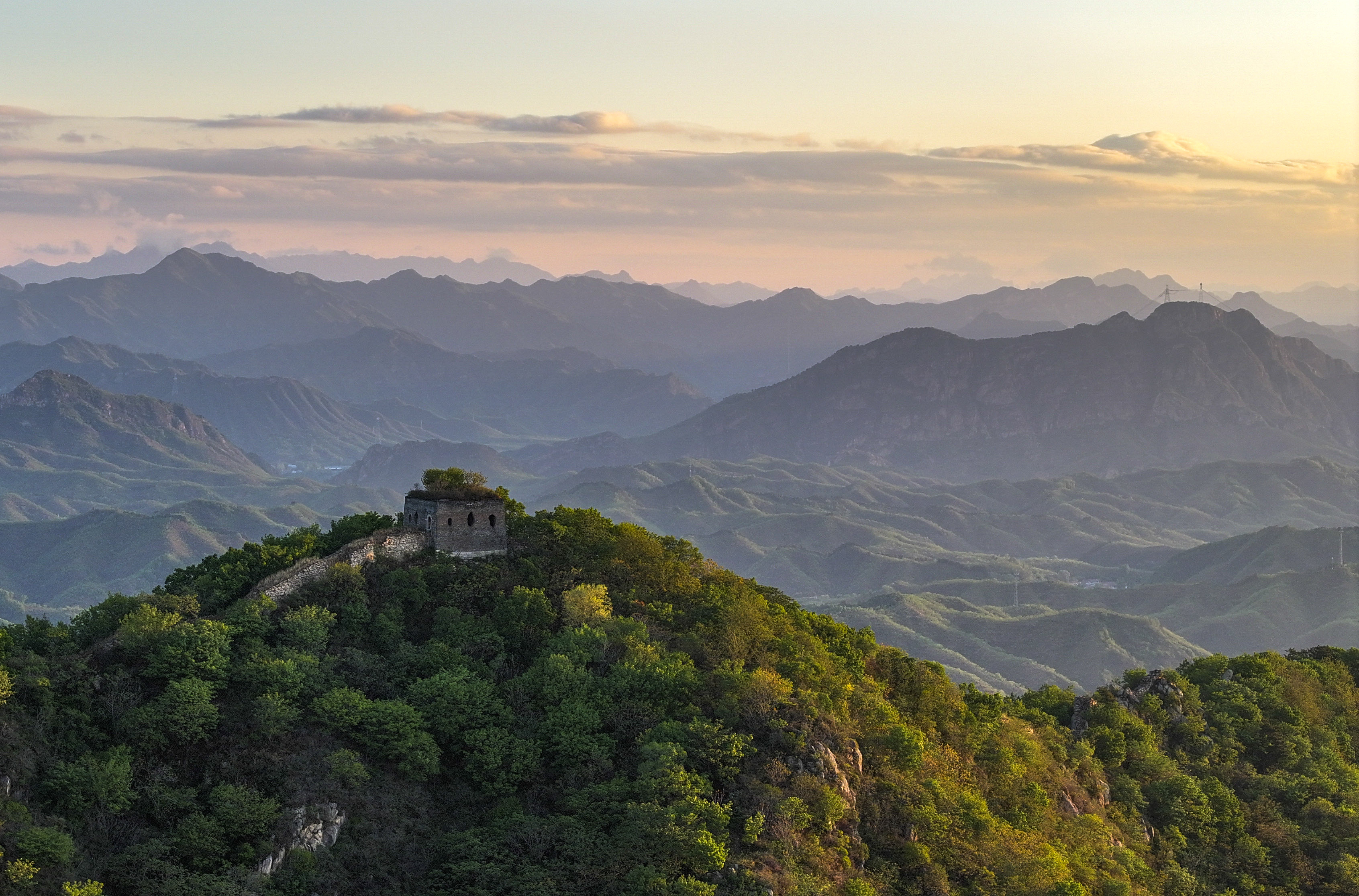 此身长立天地间，为绘山河崭新颜