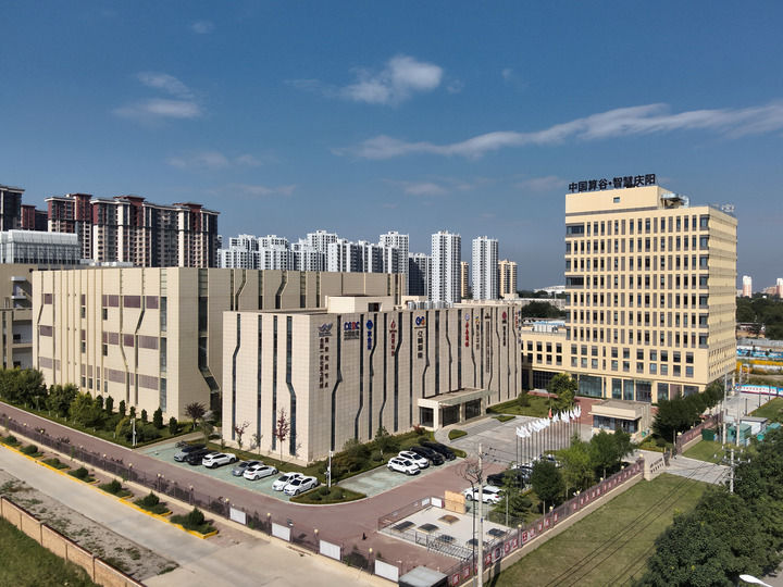 甘肃省庆阳市东数西算产业园区（2025年9月14日摄，无人机照片）。新华社发（石强摄）