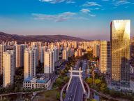 坚持内需主导 建设强大国内市场——学习贯彻中央经济工作会议精神