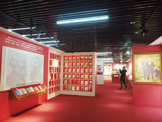 2025年2月11日,观众在中国共产党早期北京革命活动纪念馆( 北大红 楼) 参观“信仰之光—马克思主义文献典藏展”。