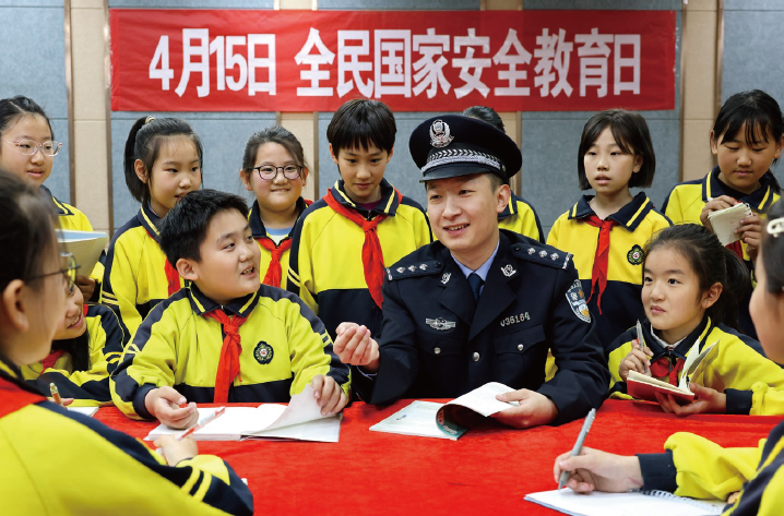 2025年4月15日，山东省枣庄市公安局市中分局民警在文化 路小学给学生们讲解国家安全相关法律法规。