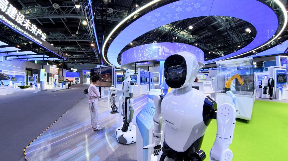 参观者在中关村展示中心参观展出的人形机器人产品（2025年6月20日摄）。新华社记者 鞠焕宗 摄