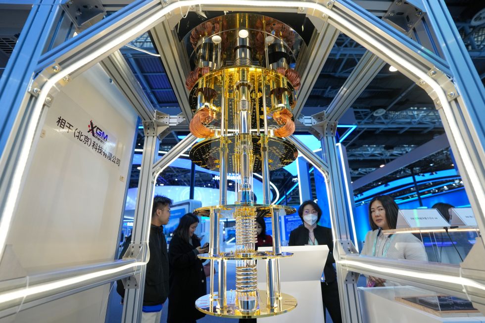 在北京中关村展示中心常设展内，参观者在了解展示的大型超导量子计算原型机（2025年3月28日摄）。新华社记者 鞠焕宗 摄