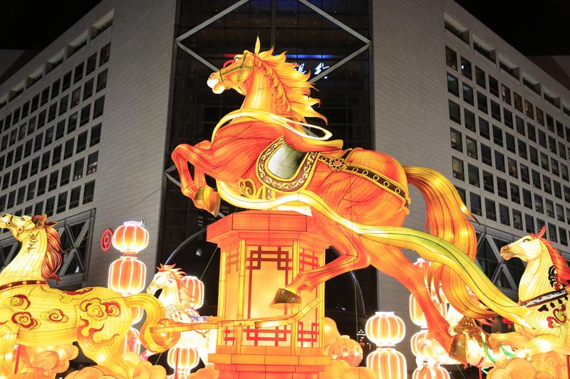 图为位于北京市西单路口的“万马奔腾”的景观小品。新华社发