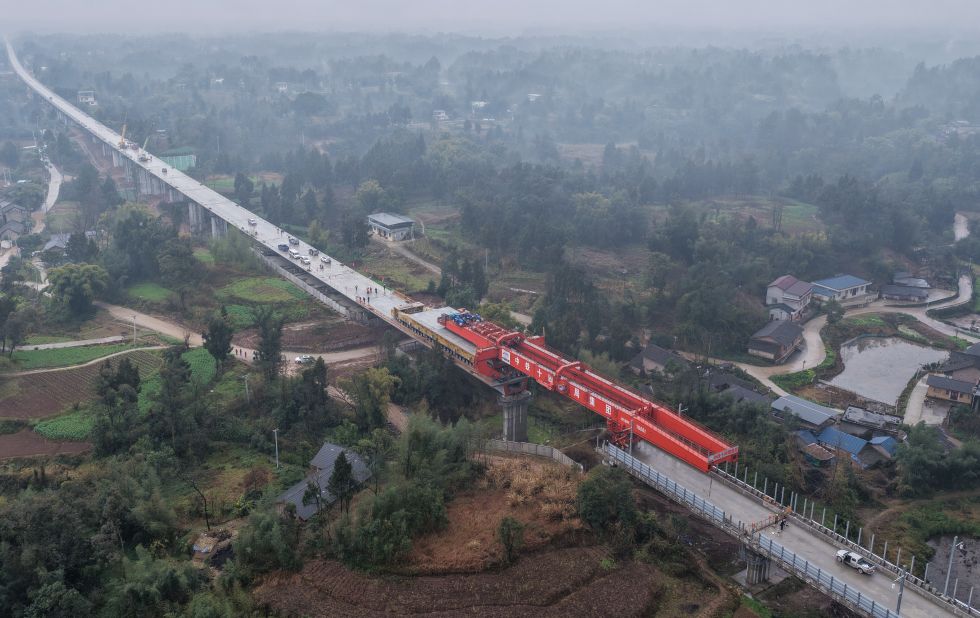 这是2026年2月9日拍摄的成渝中线高铁重庆大足段第419榀箱梁架设现场(无人机照片)。 新华社记者 陈诚 摄