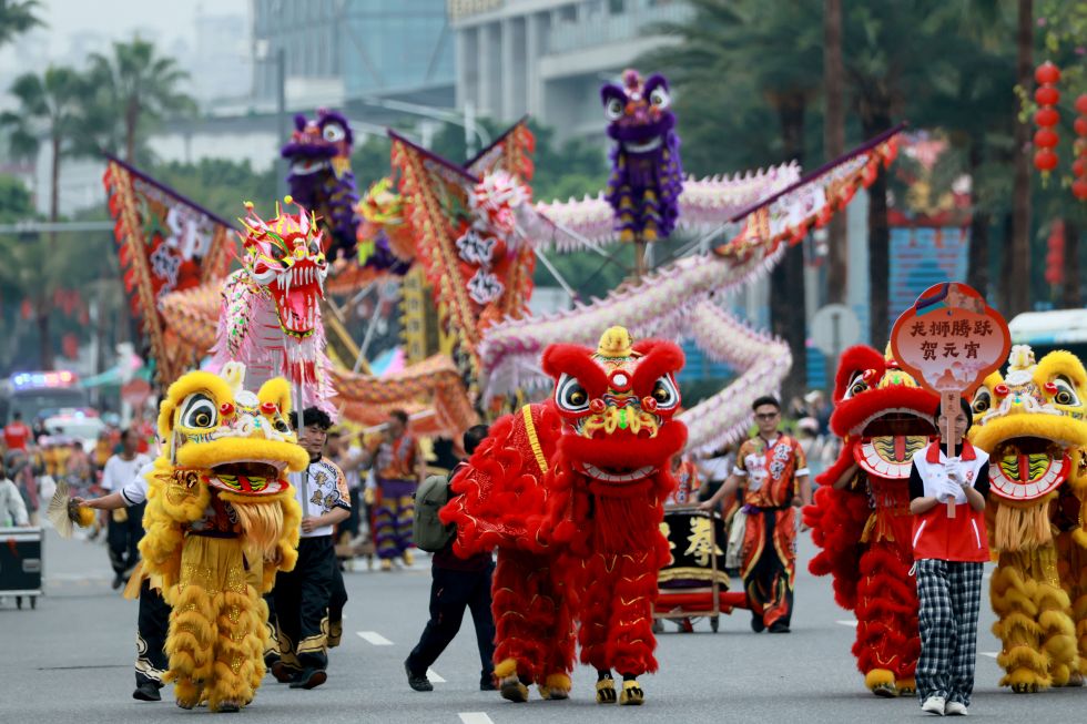 2026年3月1日，广东省肇庆市端州区举行&ldquo;广府风韵汇星湖 多彩非遗闹元宵&rdquo;2026肇庆广府文化庙会非遗巡游展演活动。这是南狮表演。新华社发（刘春林摄）