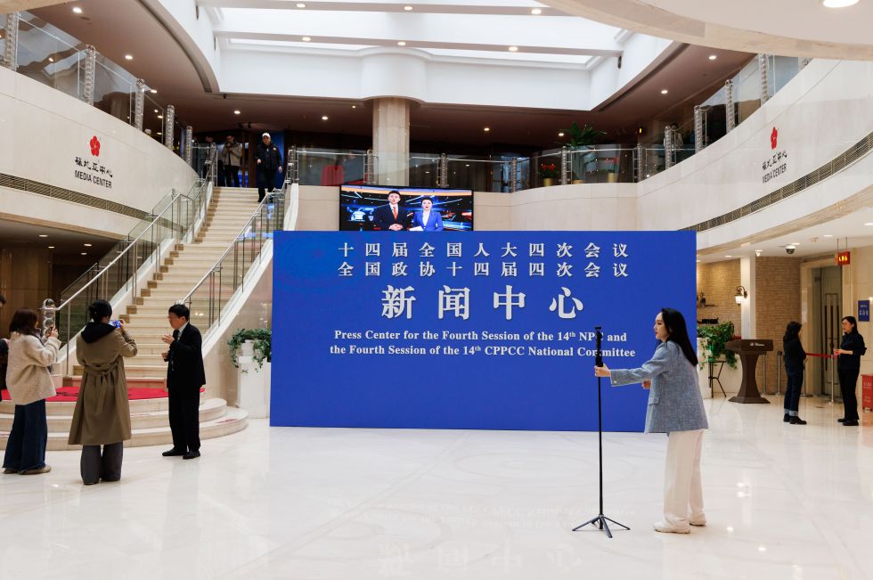 2026年2月27日，媒体记者和工作人员在全国两会新闻中心忙碌。新华社记者 金立旺 摄