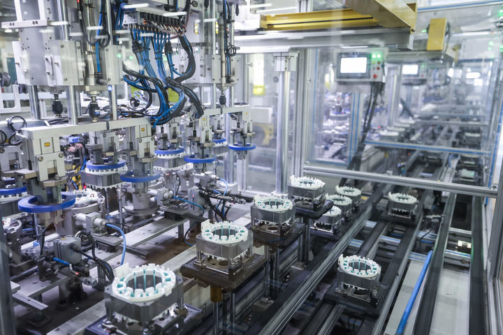 2025年4月2日，位于浙江省湖州市吴兴区织里镇的浙江永昌电气股份有限公司数字化车间内，自动化流水线在生产直流变频电机。新华社记者 徐昱 摄