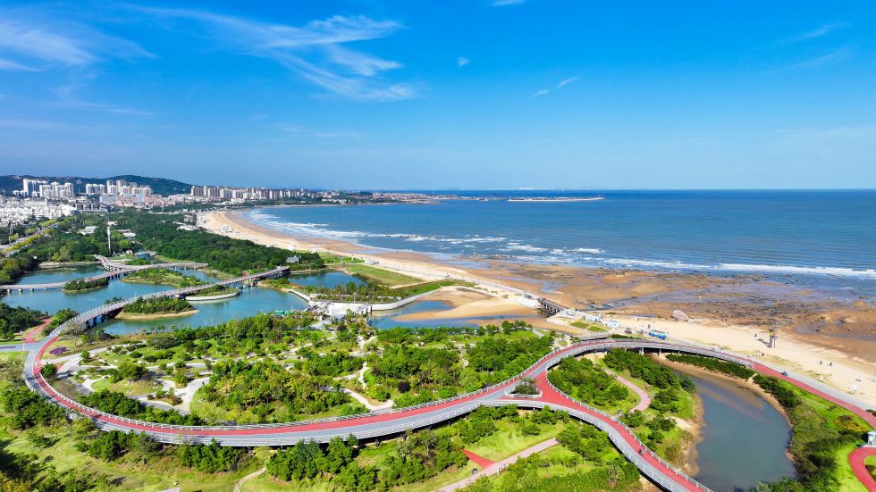 这是2025年10月22日拍摄的山东省日照市张北湾阳光海岸绿道及海湾景色（无人机照片）。 新华社记者 郭绪雷 摄