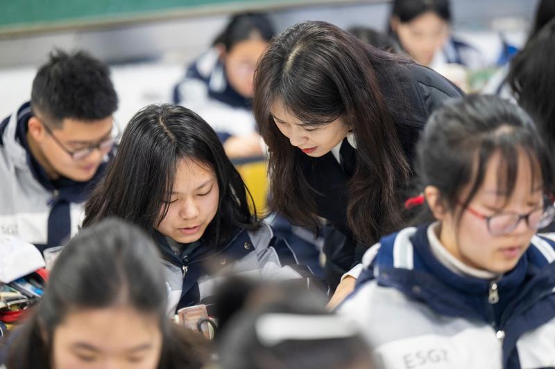 把两会“搬”进课堂，这个思政课够“硬核”