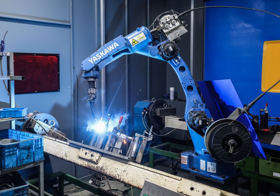 2026年3月26日,在位于诸暨店口镇的浙江锦安汽车零部件有限公司数字化车间内,工业机器人在焊接车用加油管。该公司主要从事新能源汽车底盘部件、加油管、高低压线速等产品的研发和生产。 新华社记者 徐昱 摄