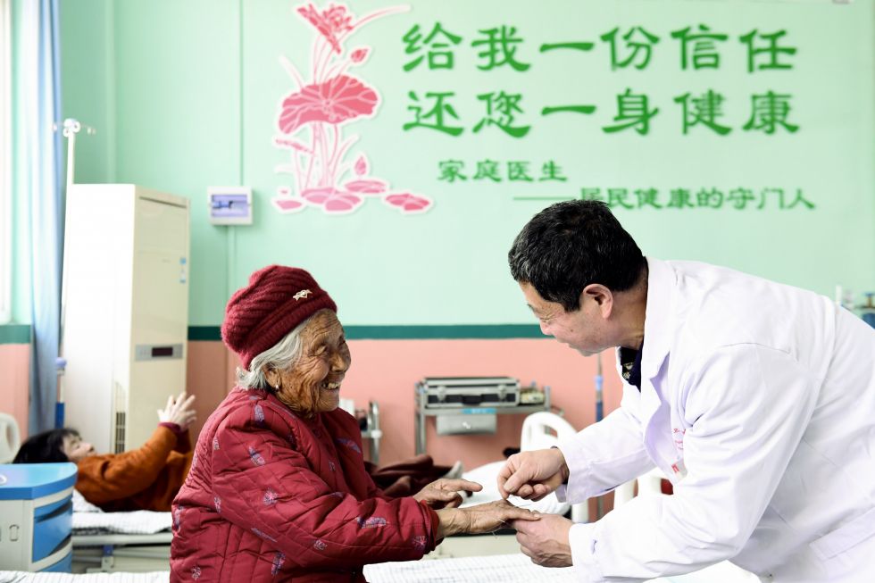 2026年3月15日，在日照市五莲县许孟镇牛家院西村卫生室，医师陈爱见为村民针灸理疗。 新华社记者 郭绪雷 摄