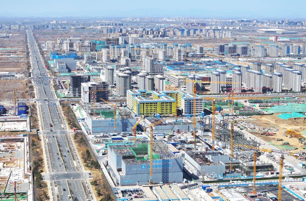 这是2026年3月18日拍摄的位于雄安新区起步区第五组团的首批北京疏解高校雄安校区建设现场（无人机照片） 新华社记者 朱旭东 摄