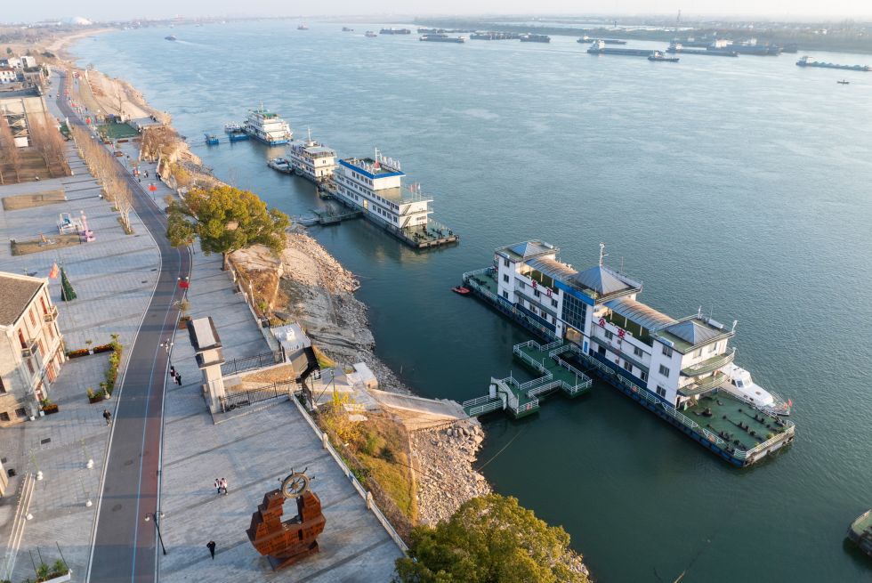 这是2026年1月7日拍摄的位于长江边的湖北省荆州市沙市洋码头文创园（无人机照片）。   新华社记者 杜子璇 摄