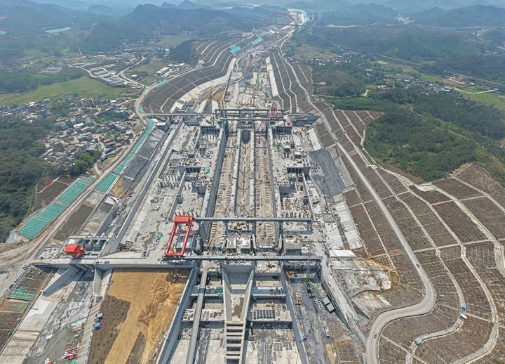 这是2026年3月5日拍摄的广西平陆运河马道枢纽建设现场（无人机照片）。新华社记者 周华 摄