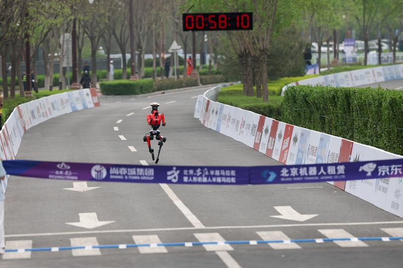 50分26秒，人形机器人在创新赛道上“亦”路奔跑