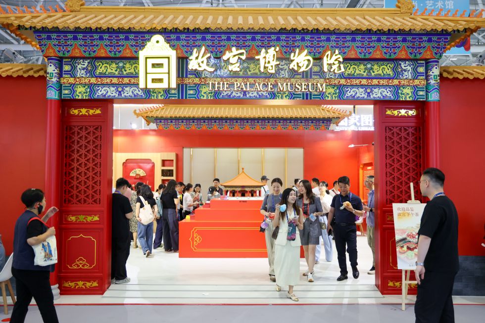 观众在文博会故宫博物院展台参观（2026年5月22日摄）。 新华社记者 梁旭 摄