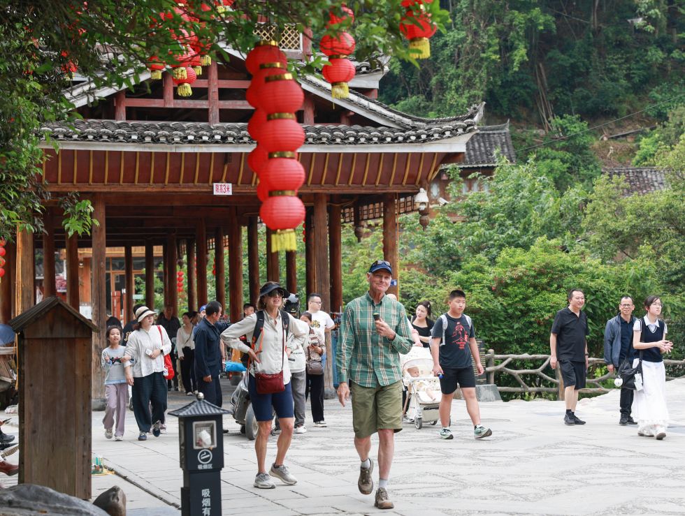 2026年5月2日，外国游客在贵州省黔东南苗族侗族自治州黎平县肇兴侗寨旅游。  新华社发（梁辉波摄）