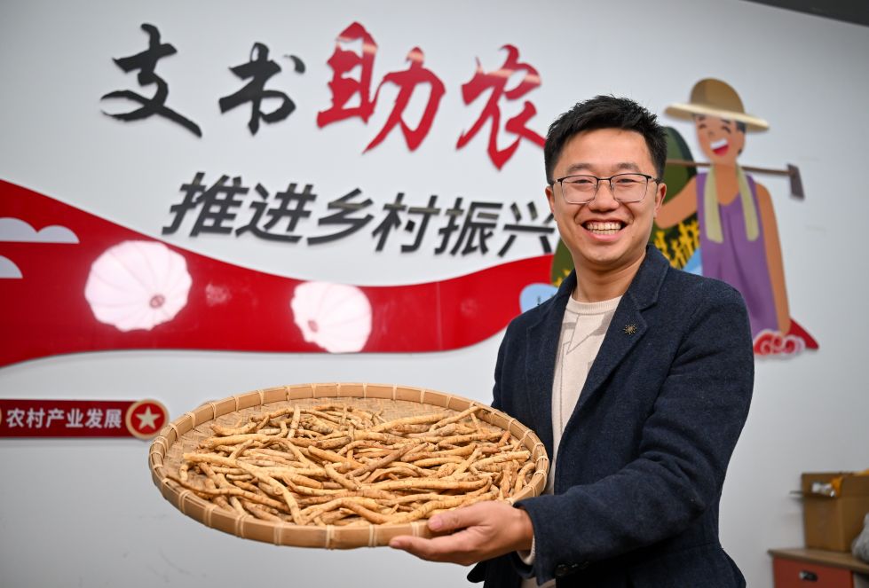 2025年12月12日，在四川省广元市苍溪县杭广东西部协作（苍溪）数字产业园，苍溪县兴华村村支书谢艾军展示即将直播带货的特色农产品。新华社记者 孙凡越 摄