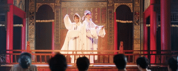 浙江省永嘉县岩头镇，三百里楠溪江水孕育出永嘉昆曲。2005年5月，时任浙江省委书记习近平同志到永嘉调研。当时岩头镇正有永嘉昆曲曲目上演。他悄悄来到观众席，与村民一起看演出。
