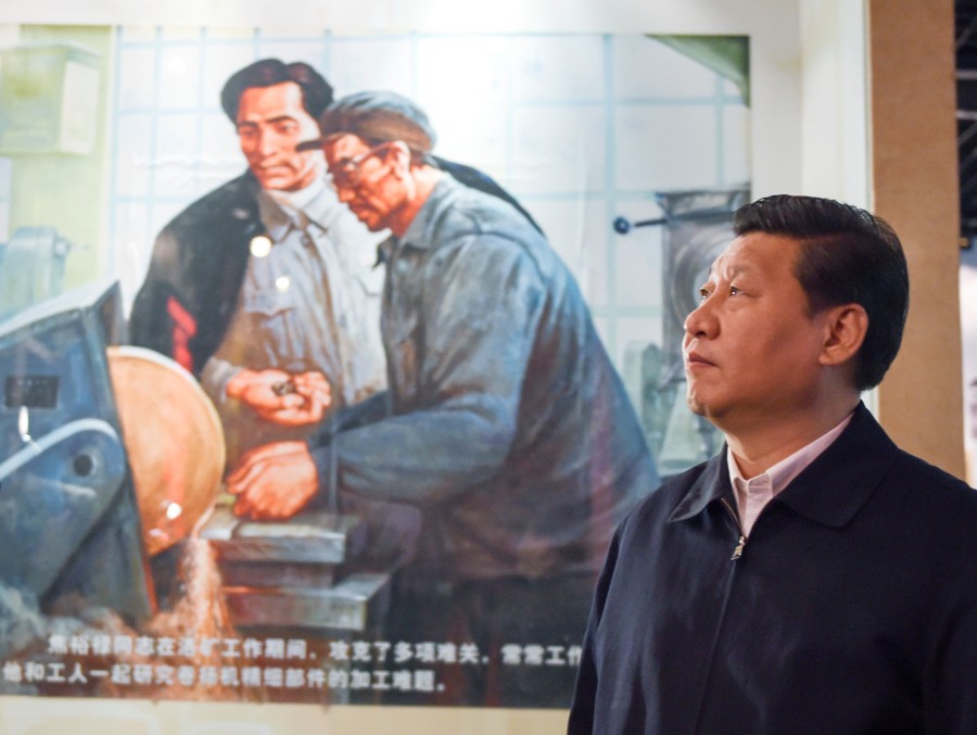 2014年3月17日，习近平总书记在河南省兰考县调研指导党的群众路线教育实践活动时，参观焦裕禄同志纪念馆。新华社记者 李学仁 摄